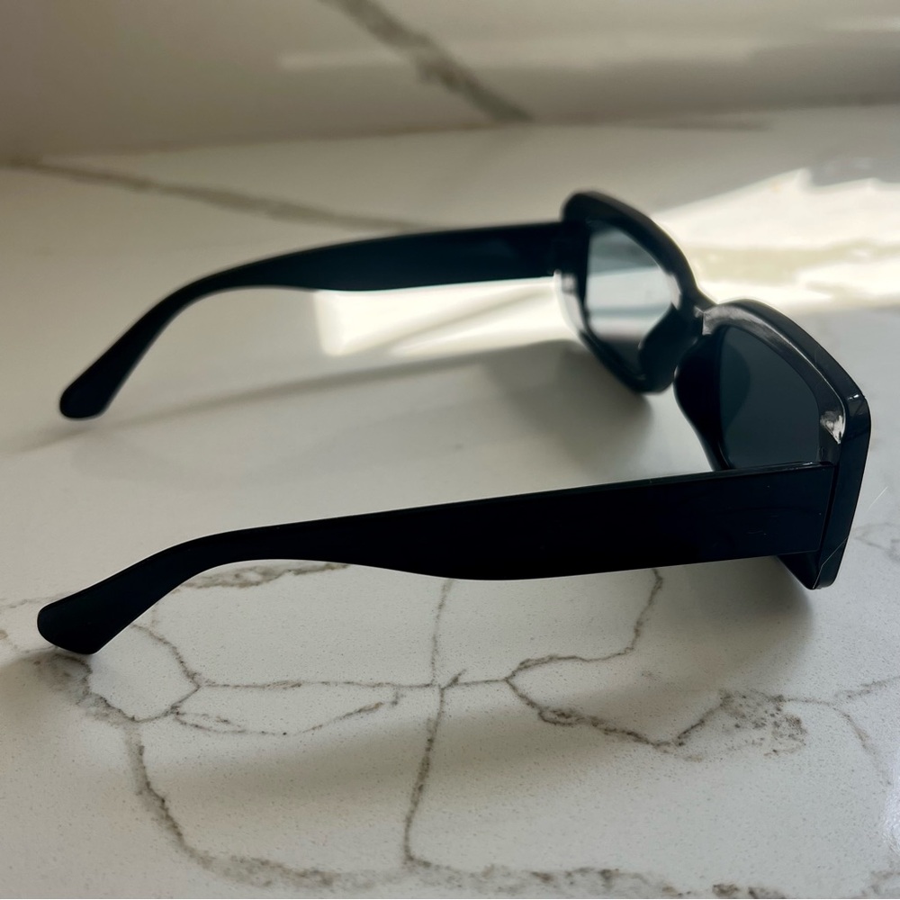 Chic Black Rectangular Sunglasses - image 4